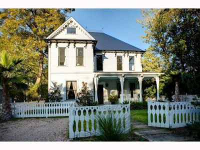 Elijah Wood Buys Home in Austin, TX